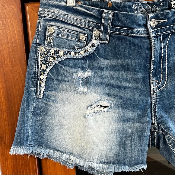 MISS ME: Distressed Mid-Rise Easy Shorts - Picture 6 of 8